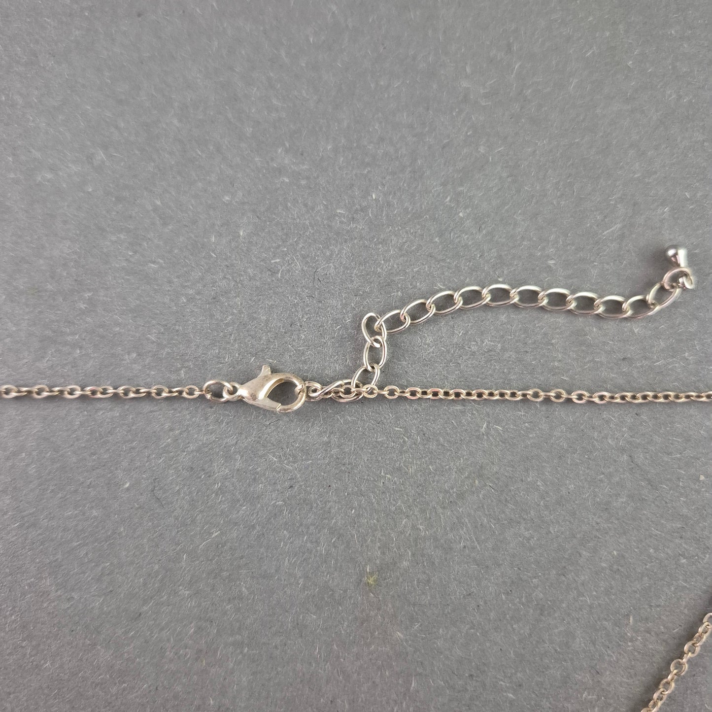 Elegante Halskette mit Tropfen Anhänger – Filigranes Ornamentdesign