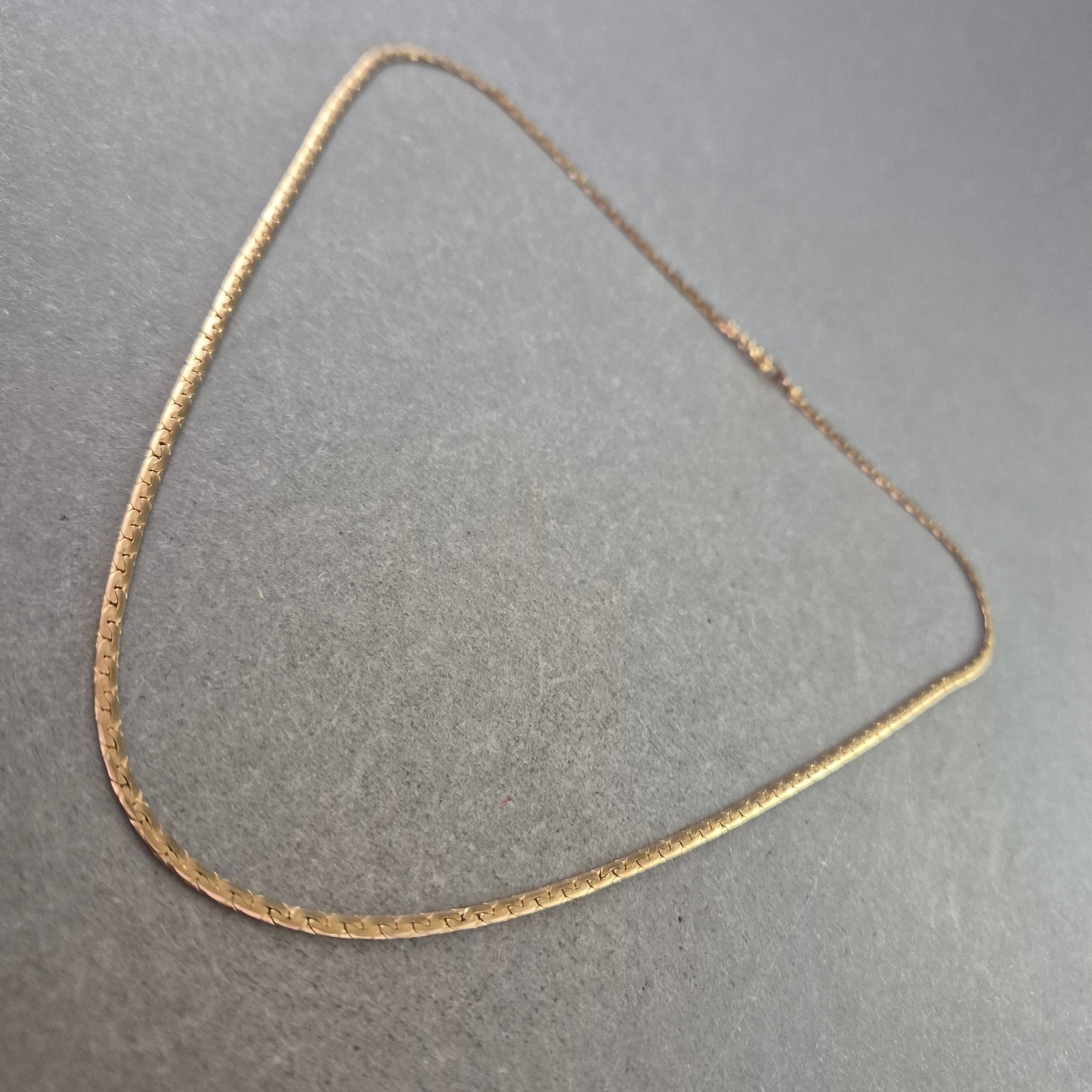 Feine Halskette – Schlichte Gliederkette in warmem Ton