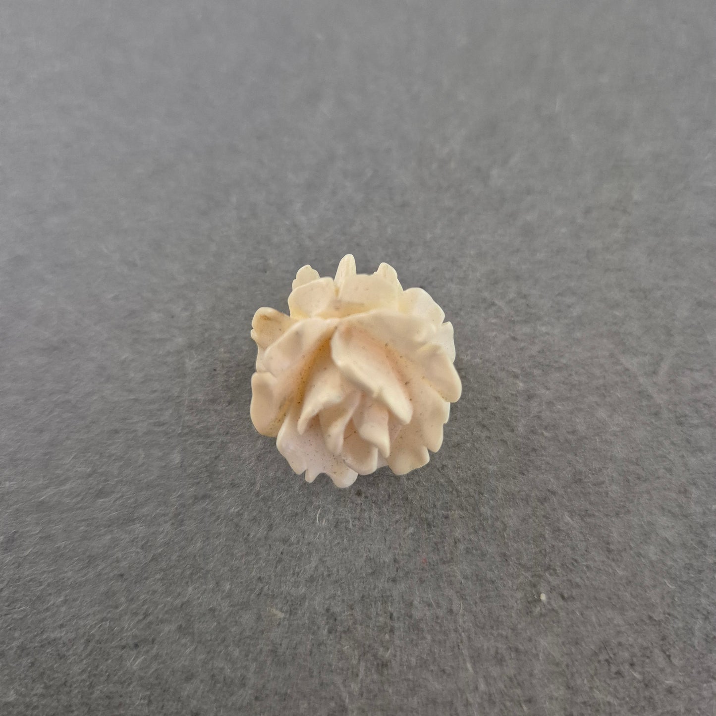 Vintage Brosche mit Blütenmotiv – Handgeschnitzt