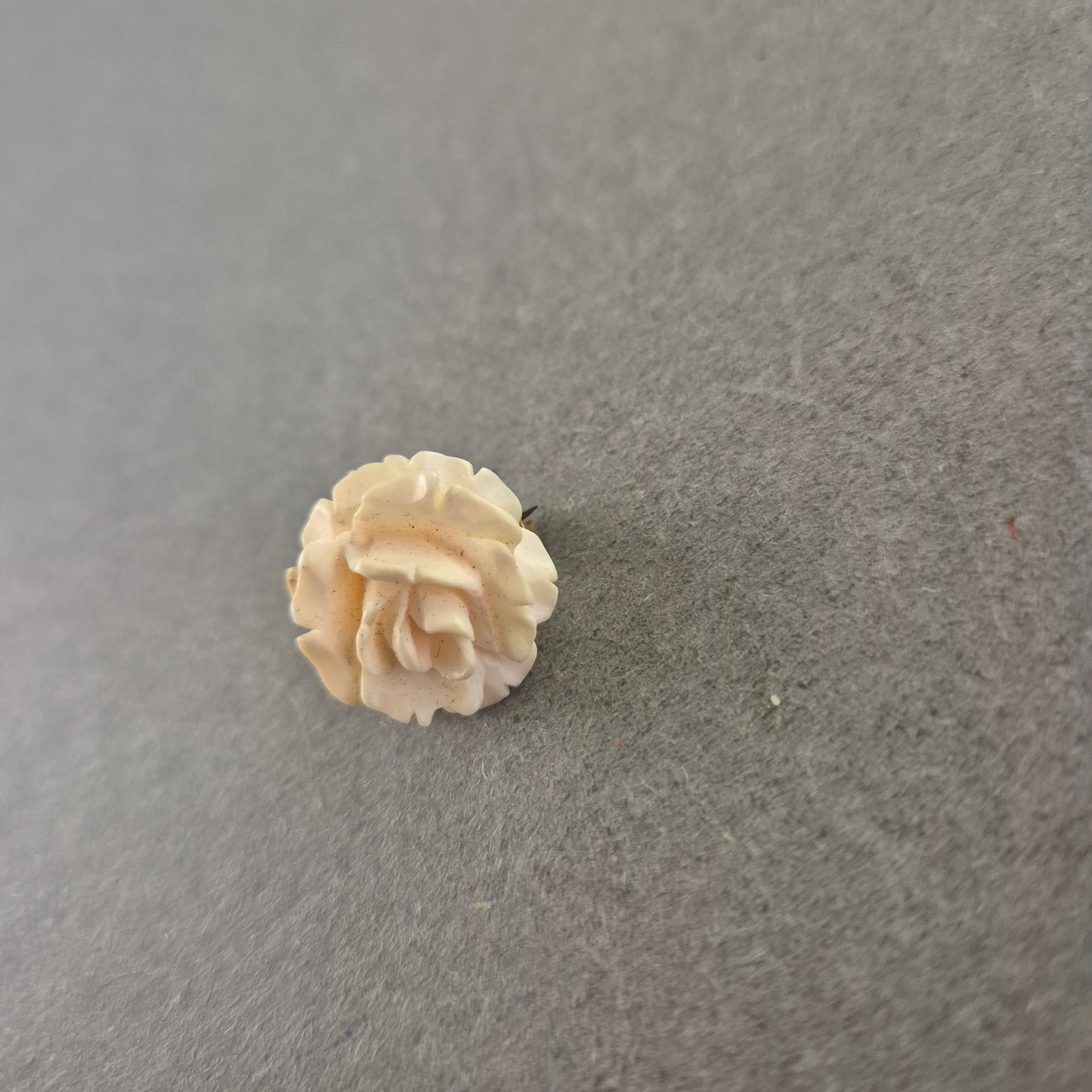 Vintage Brosche mit Blütenmotiv – Handgeschnitzt