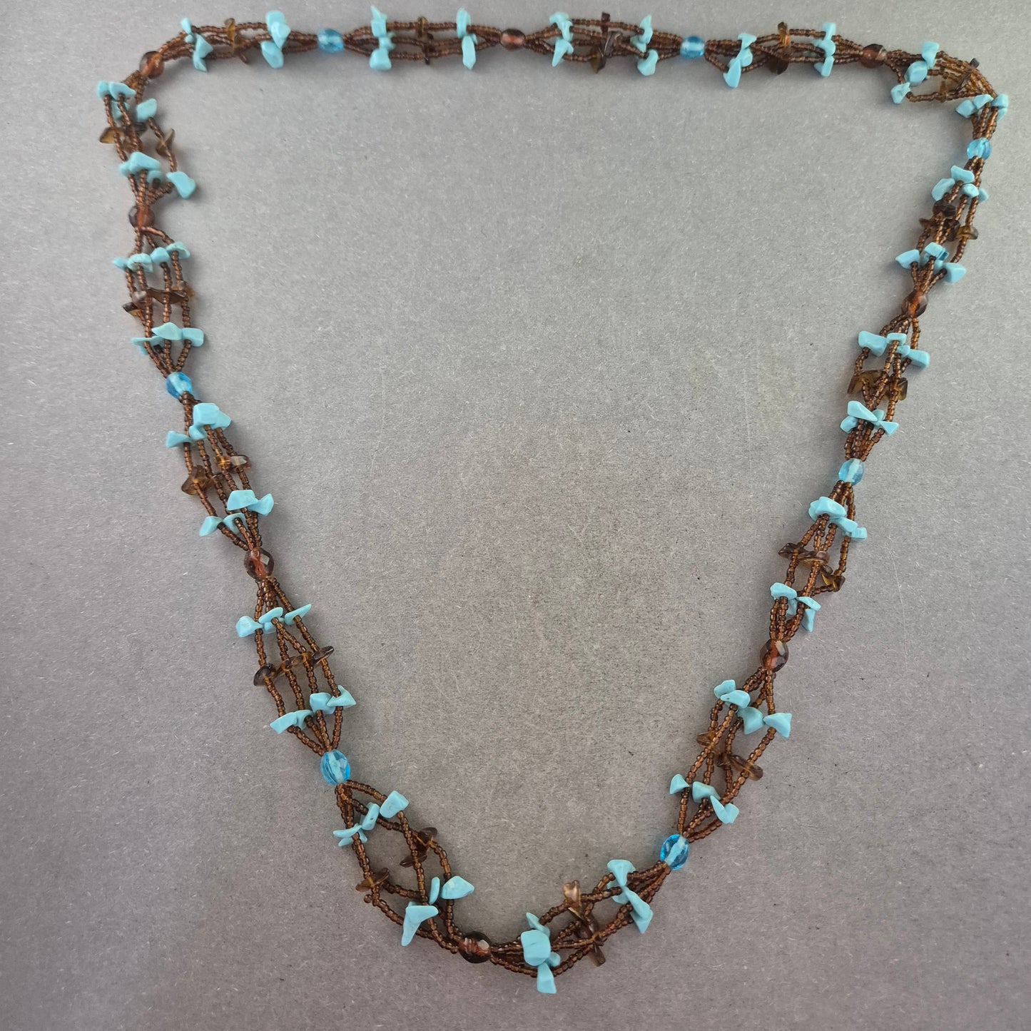 Handgefertigte Halskette – Braune Perlen mit Türkissteinen