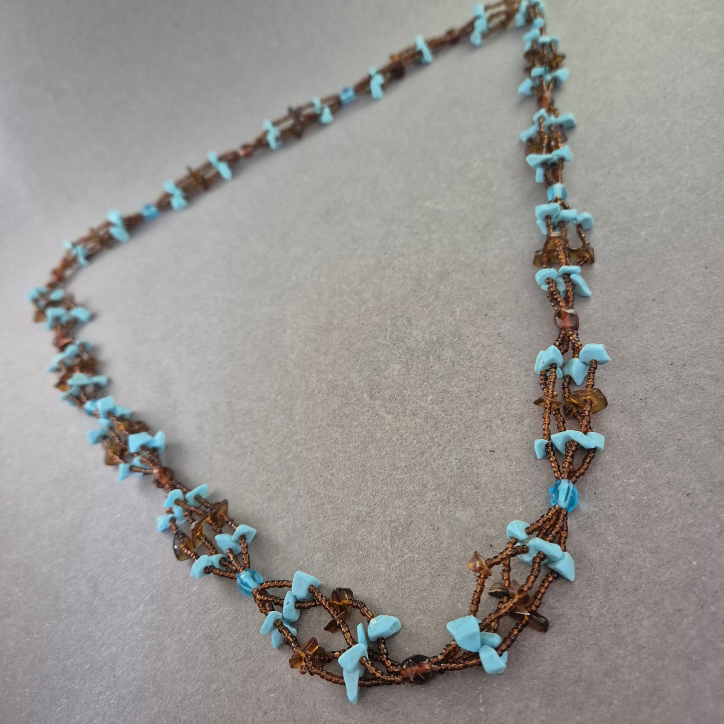 Handgefertigte Halskette – Braune Perlen mit Türkissteinen