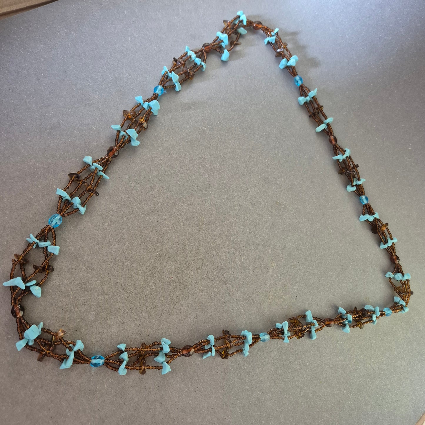 Handgefertigte Halskette – Braune Perlen mit Türkissteinen