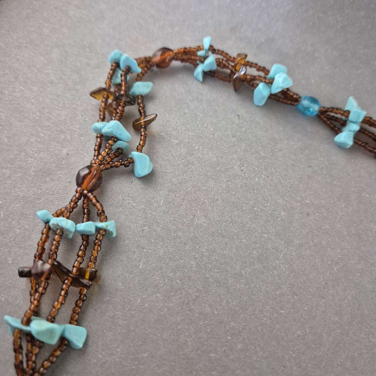 Handgefertigte Halskette – Braune Perlen mit Türkissteinen