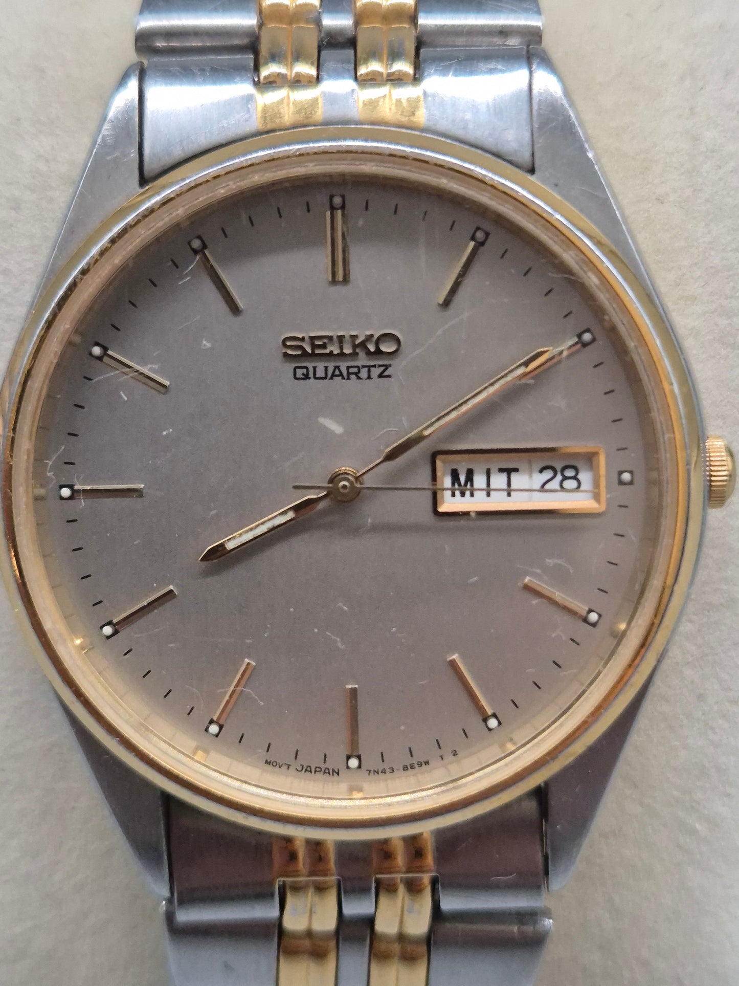 Klassische Seiko Herren Uhr – Zweifarbiger Look mit Datumsanzeige