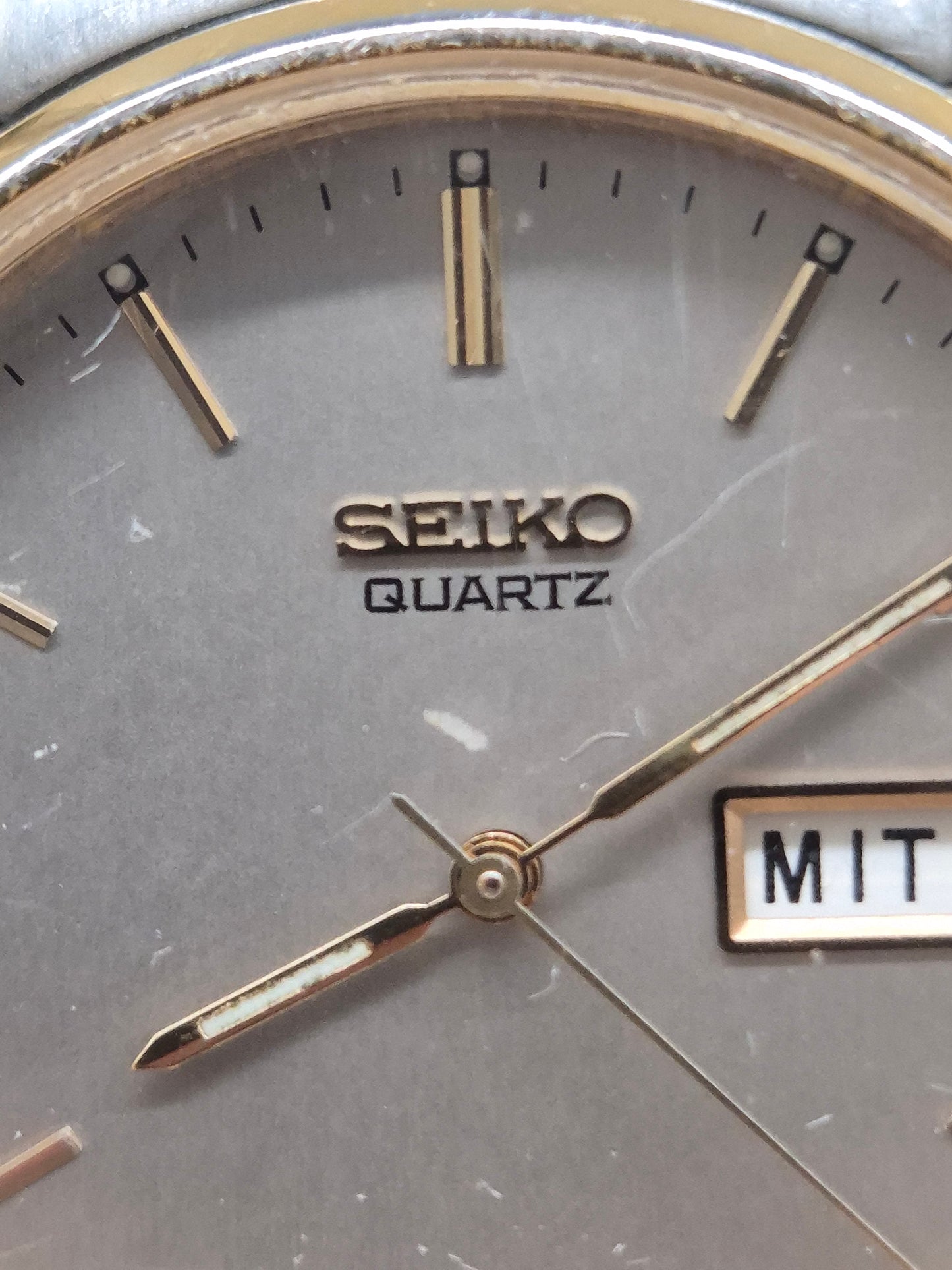 Klassische Seiko Herren Uhr – Zweifarbiger Look mit Datumsanzeige