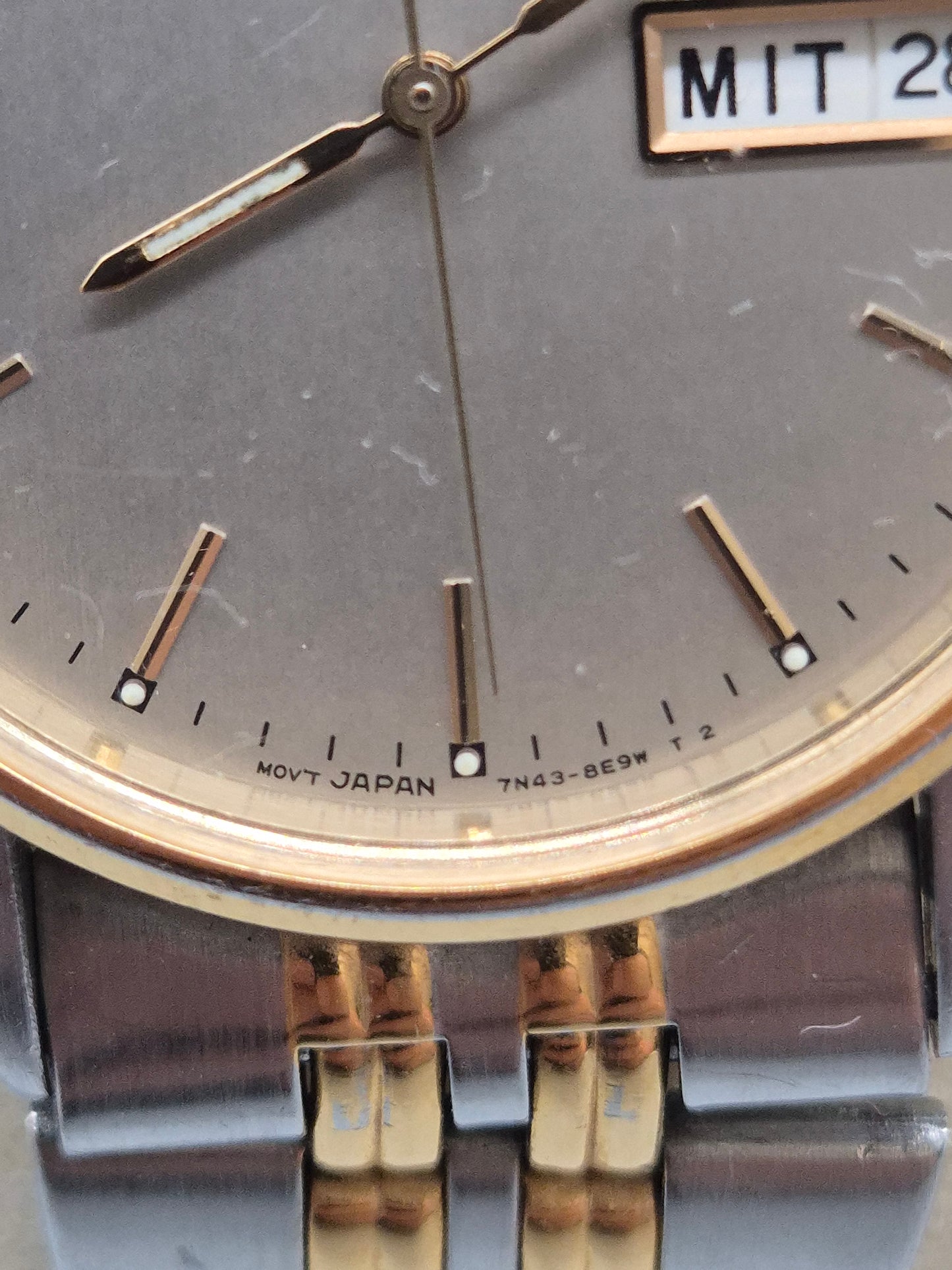 Klassische Seiko Herren Uhr – Zweifarbiger Look mit Datumsanzeige