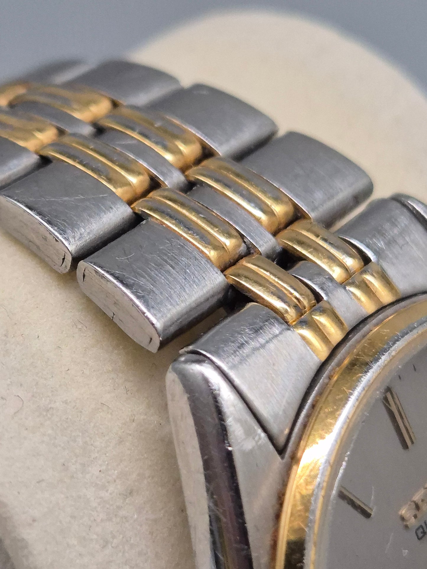 Klassische Seiko Herren Uhr – Zweifarbiger Look mit Datumsanzeige