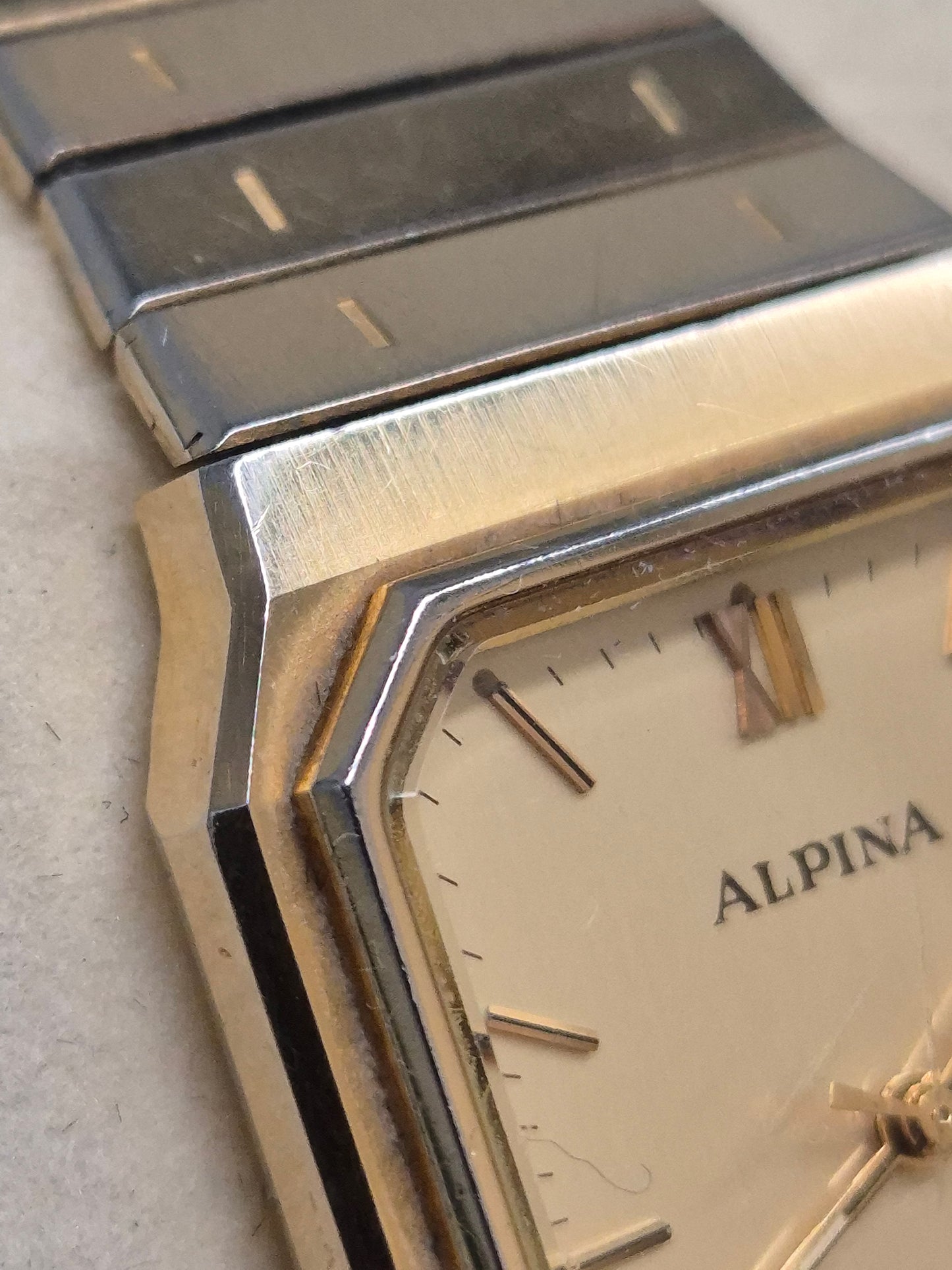 Alpina Herren Uhr – Schweizer Eleganz im rechteckigen Design