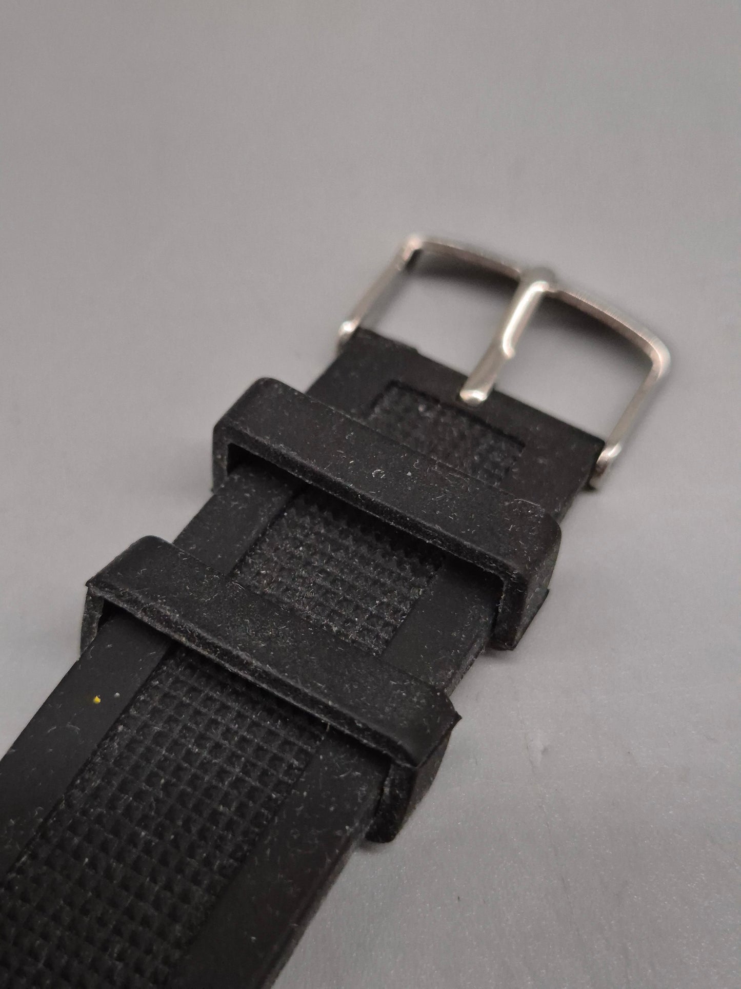 Sportliche Herren Uhr mit robustem Design und Datumsanzeige