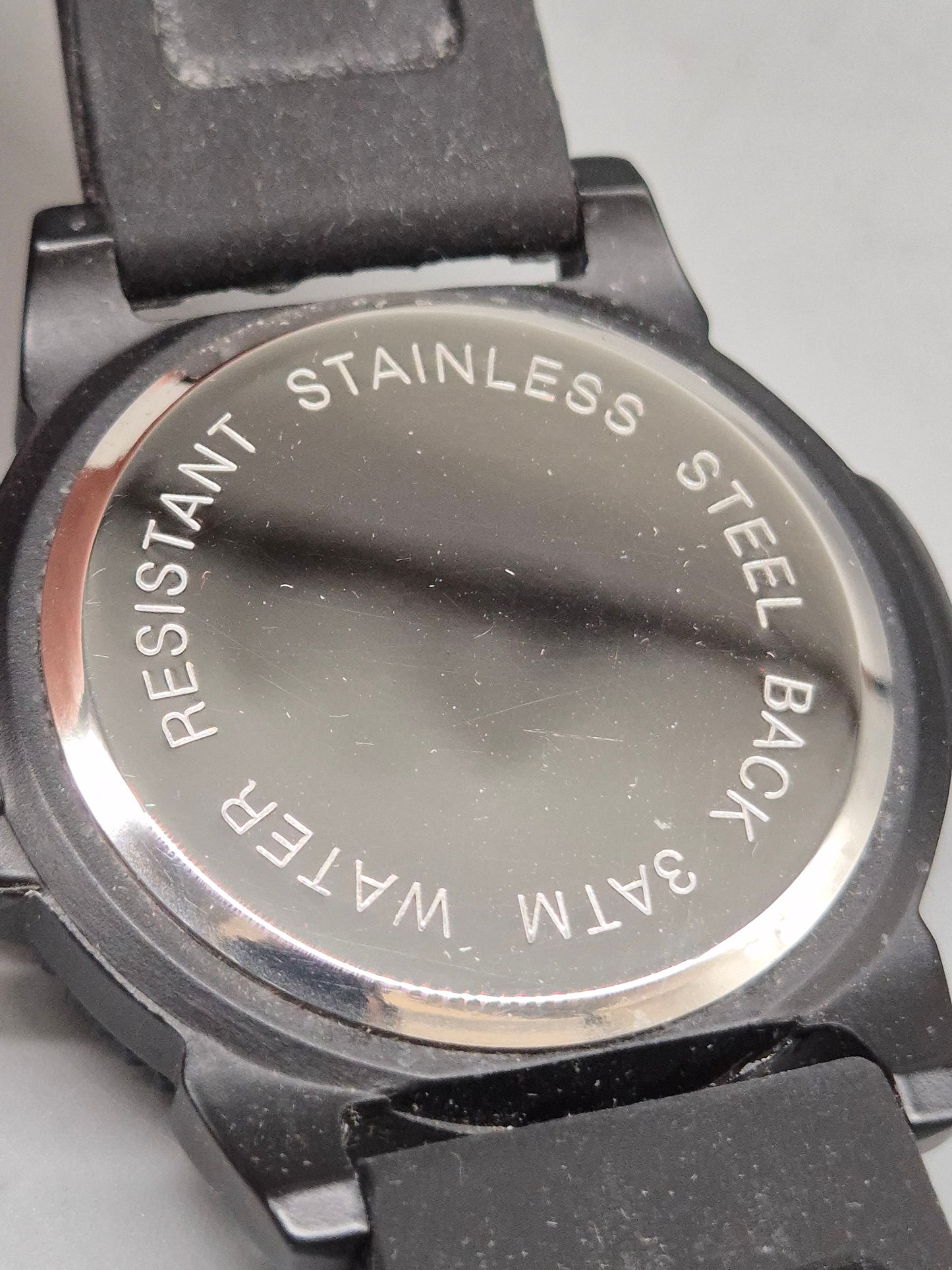 Sportliche Herren Uhr mit robustem Design und Datumsanzeige