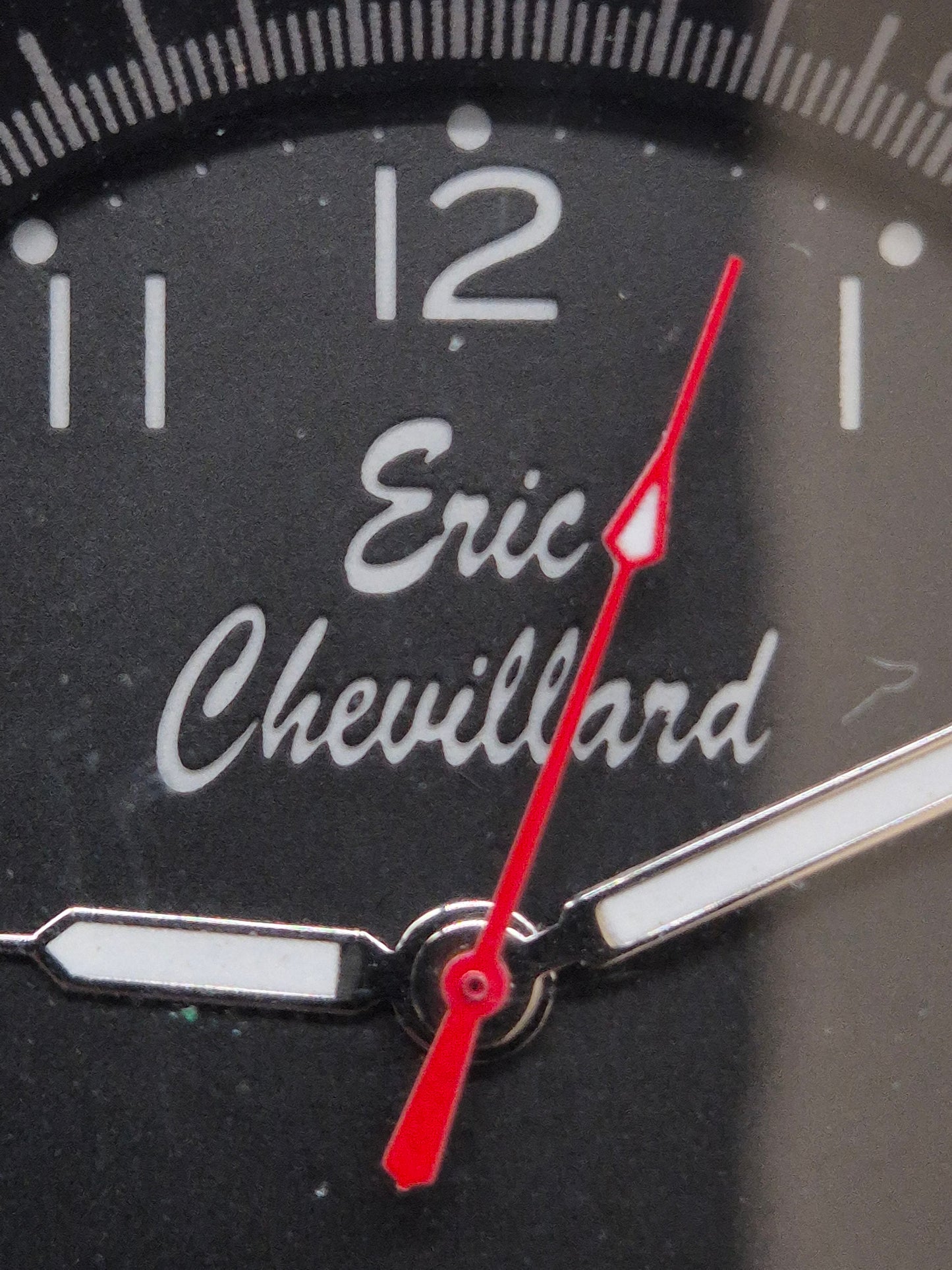 Klassische Eric Chevillard Herren Uhr – Mit Lederarmband & Beleuchtung