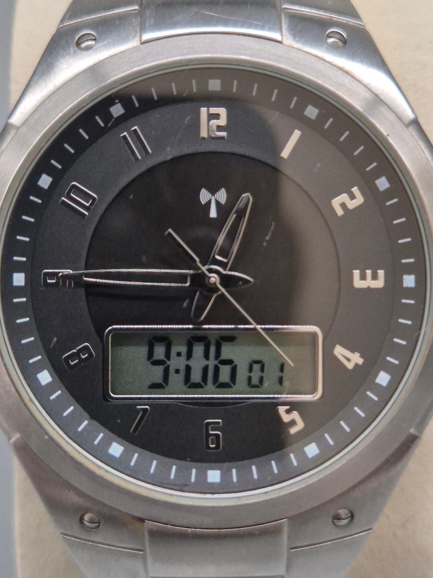 Funkgesteuerte TCM Herren Uhr – Edelstahl mit Digitalanzeige