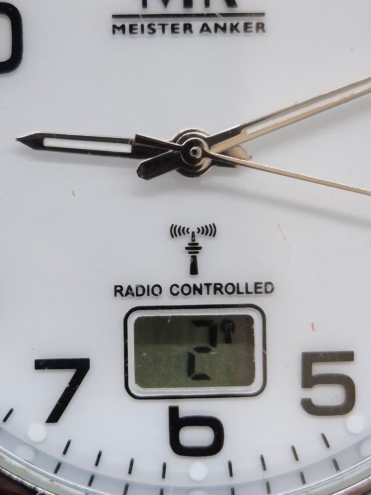 Meister Anker Herren Uhr – Funkuhr mit klarem Zifferblatt