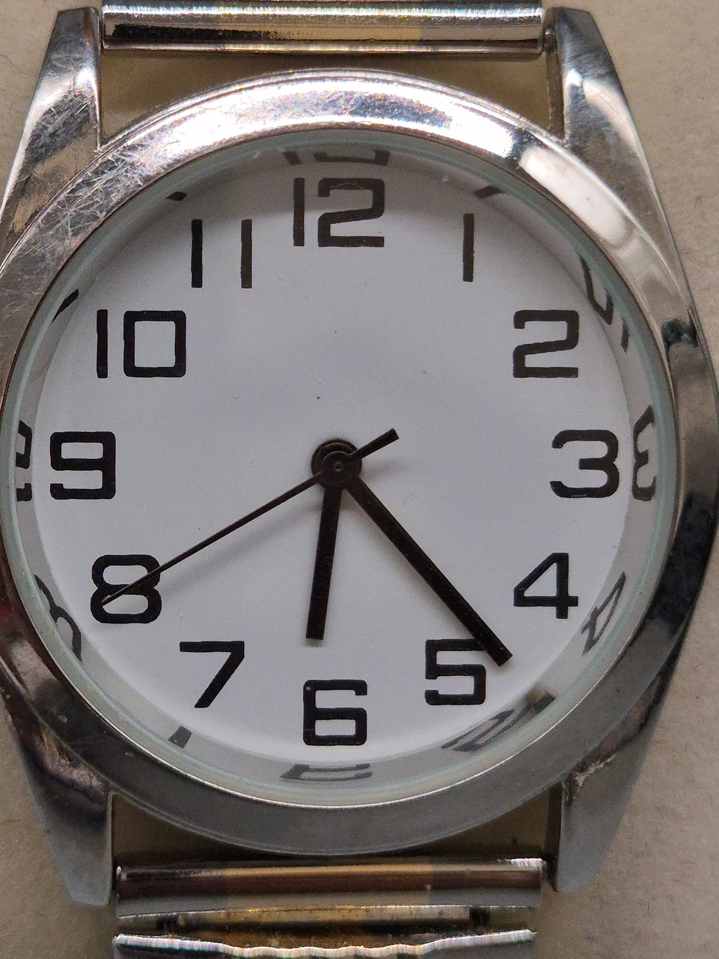 Klassische Herren Uhr mit elastischem Band – Gut lesbares Zifferblatt