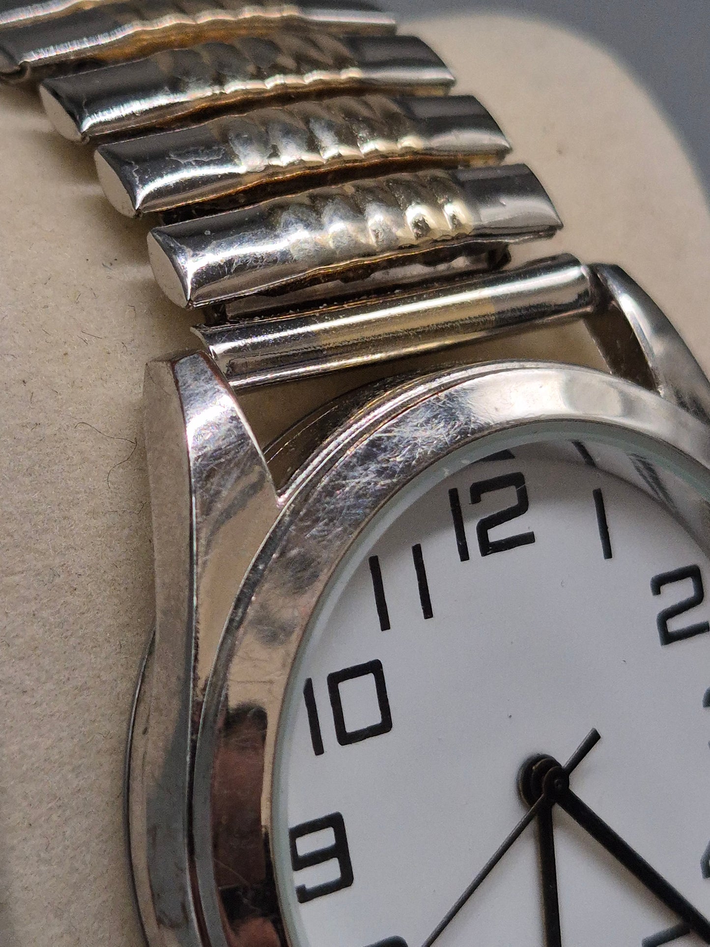 Klassische Herren Uhr mit elastischem Band – Gut lesbares Zifferblatt