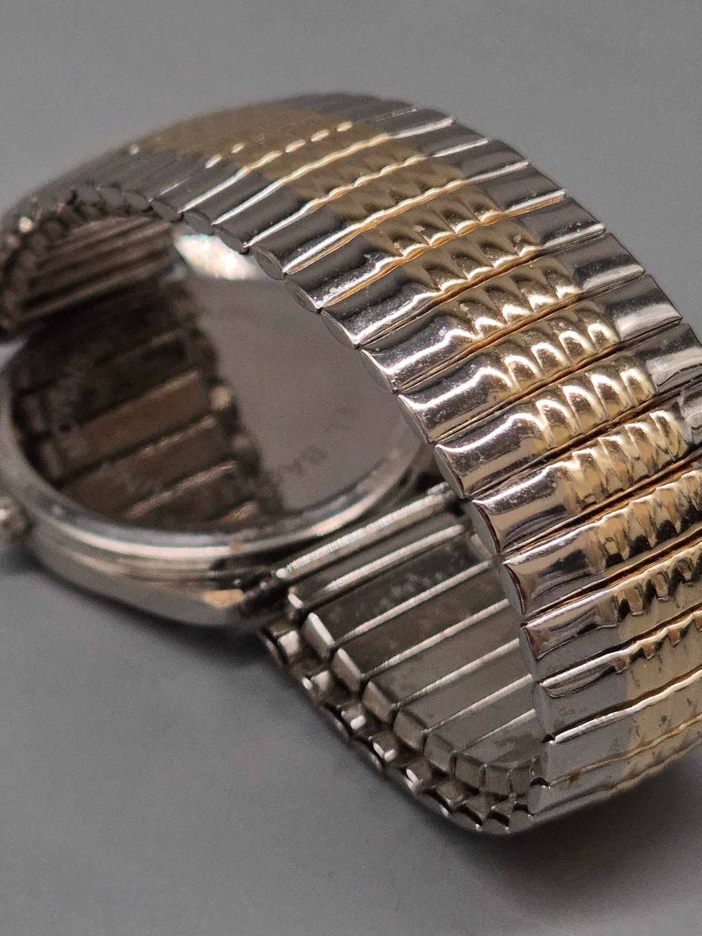 Klassische Herren Uhr mit elastischem Band – Gut lesbares Zifferblatt