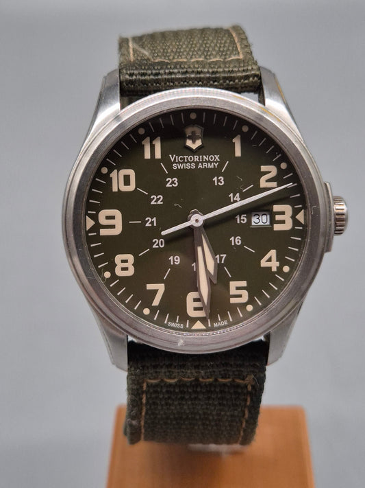 Victorinox Swiss Army Herren Uhr Robustes Feld‑Militärdesign Stahl Textilband