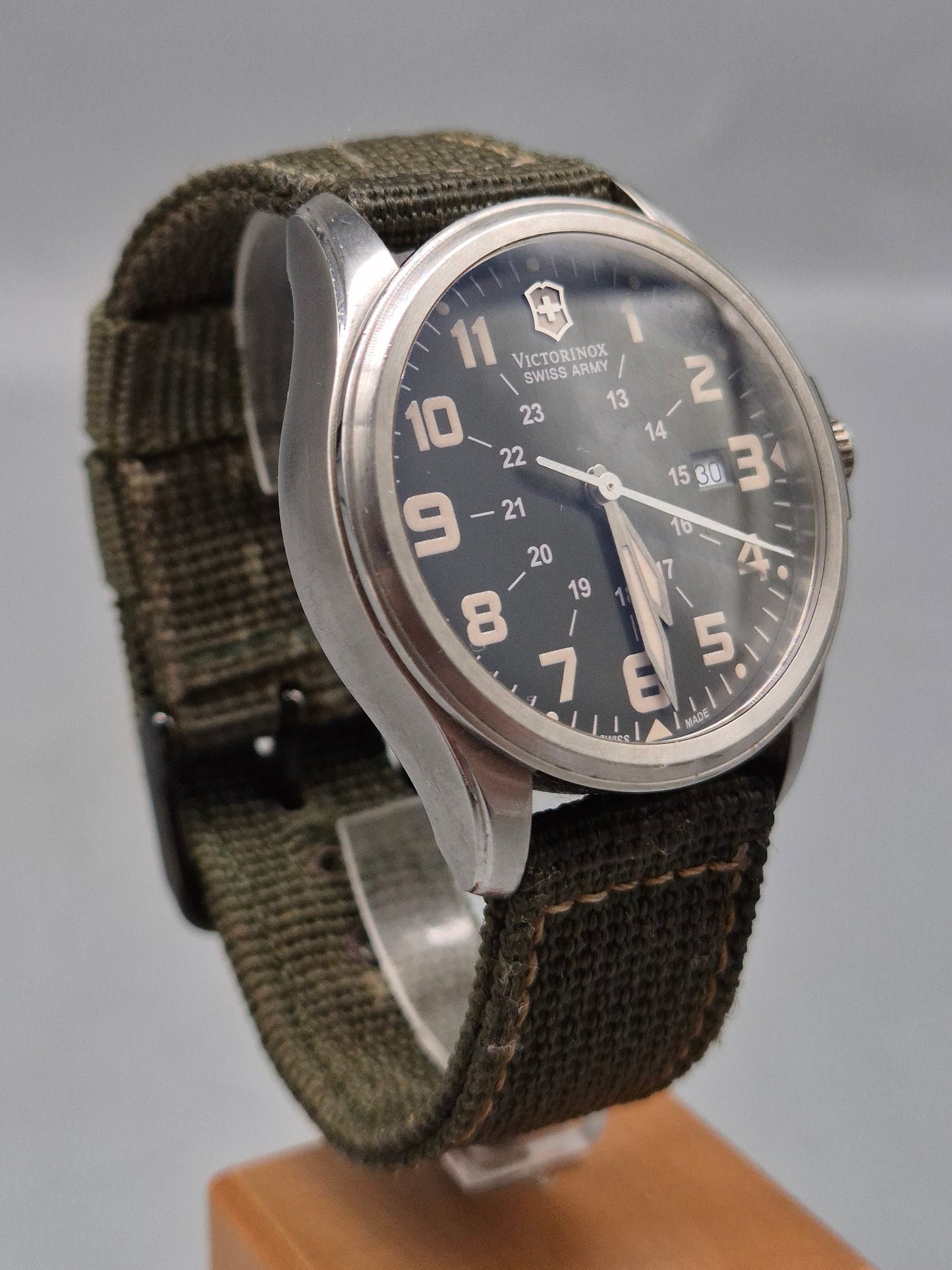 Victorinox Swiss Army Herren Uhr Robustes Feld‑Militärdesign Stahl Textilband