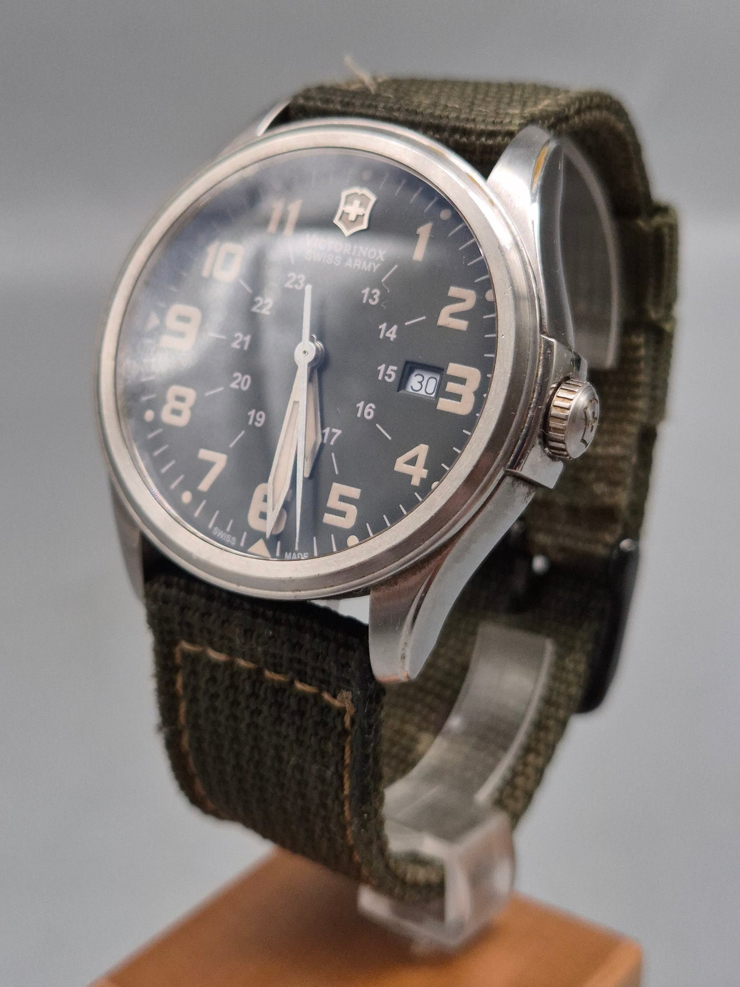 Victorinox Swiss Army Herren Uhr Robustes Feld‑Militärdesign Stahl Textilband