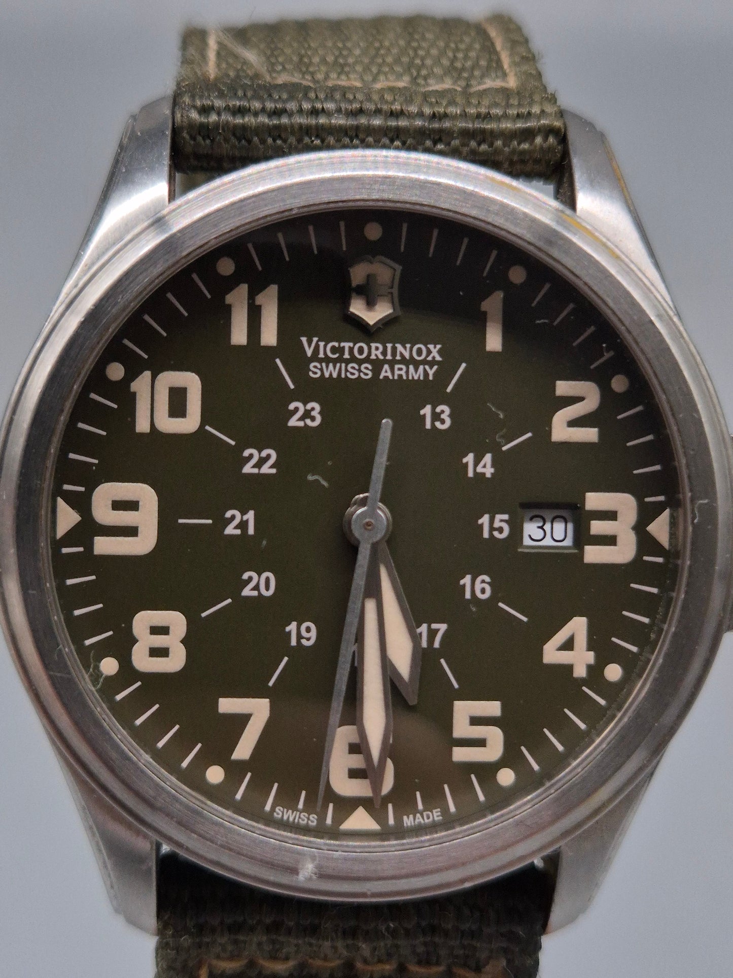 Victorinox Swiss Army Herren Uhr Robustes Feld‑Militärdesign Stahl Textilband