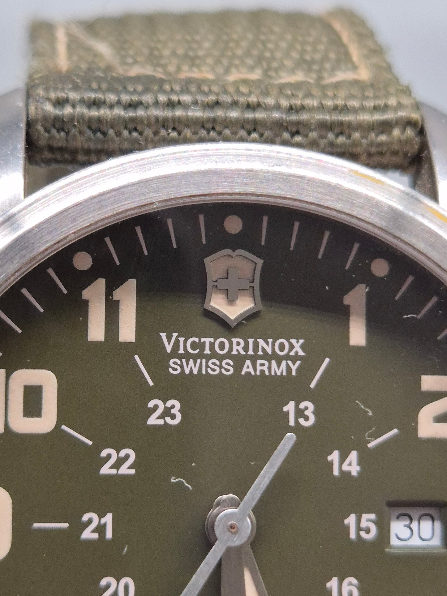 Victorinox Swiss Army Herren Uhr Robustes Feld‑Militärdesign Stahl Textilband