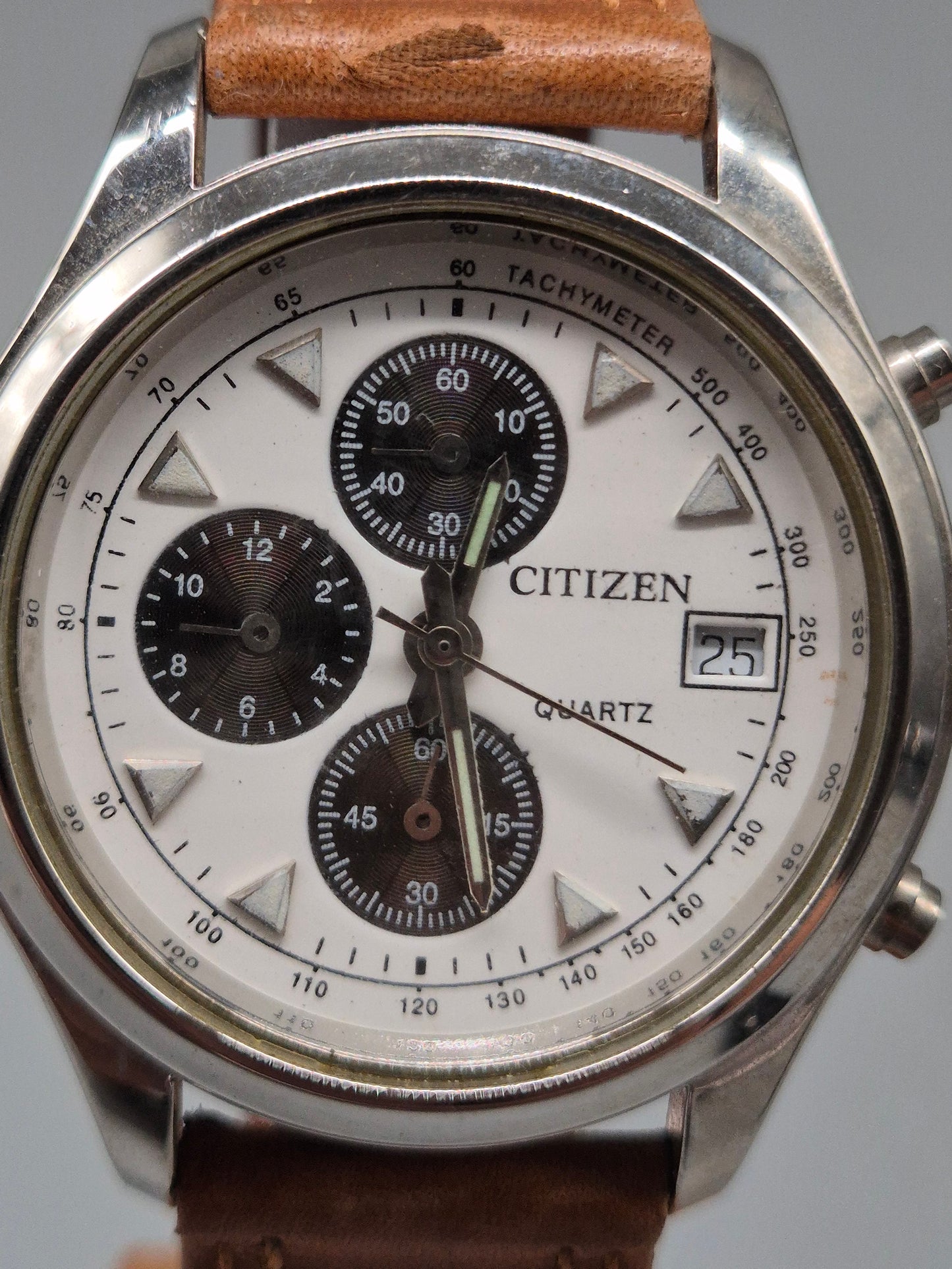 Sportliche Citizen Herren Uhr – Chronograph mit Tachymeter & Lederband