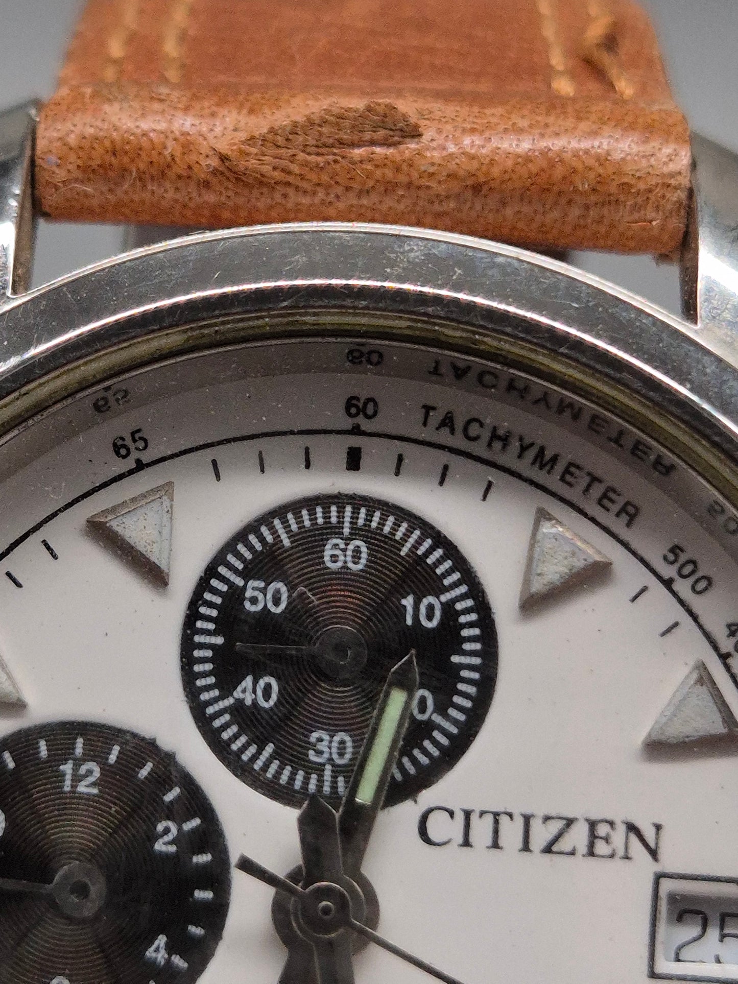 Sportliche Citizen Herren Uhr – Chronograph mit Tachymeter & Lederband