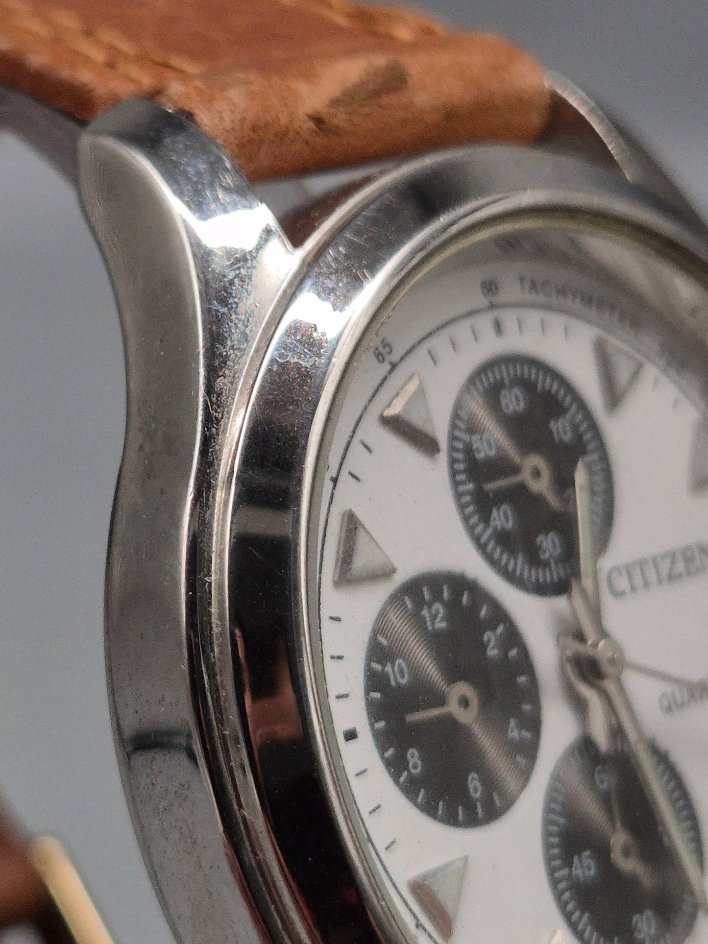 Sportliche Citizen Herren Uhr – Chronograph mit Tachymeter & Lederband