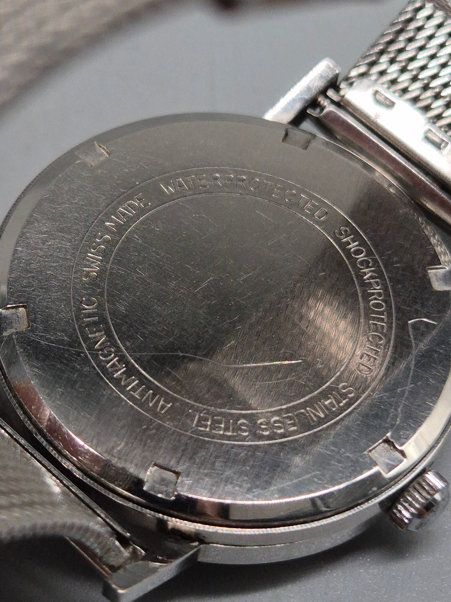 Tell Herren Uhr – Vintage Design mit Milanaiseband