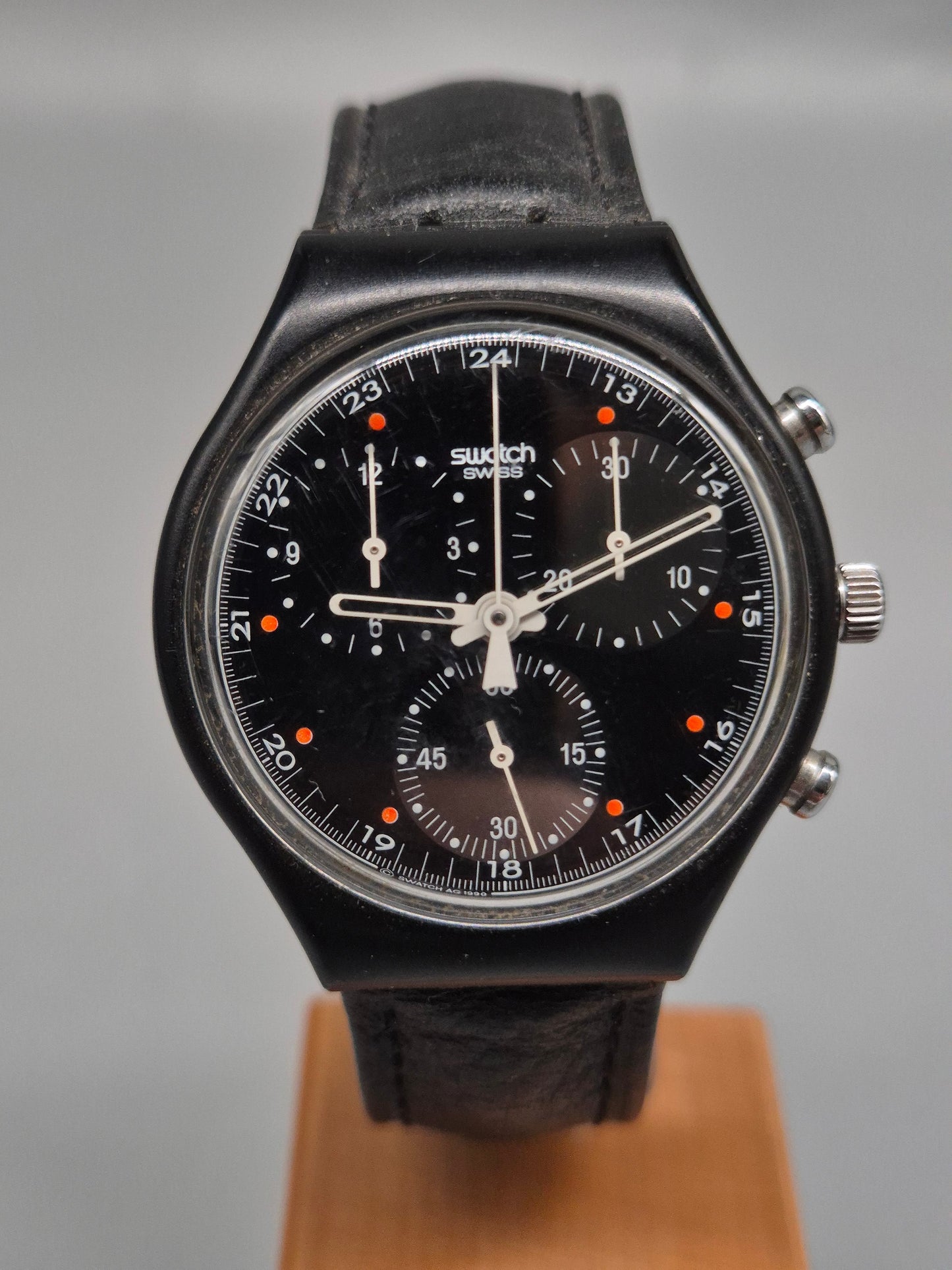 Swatch Swiss Herren Uhr – Schwarzer 90s Chronograph mit 22 Jewels