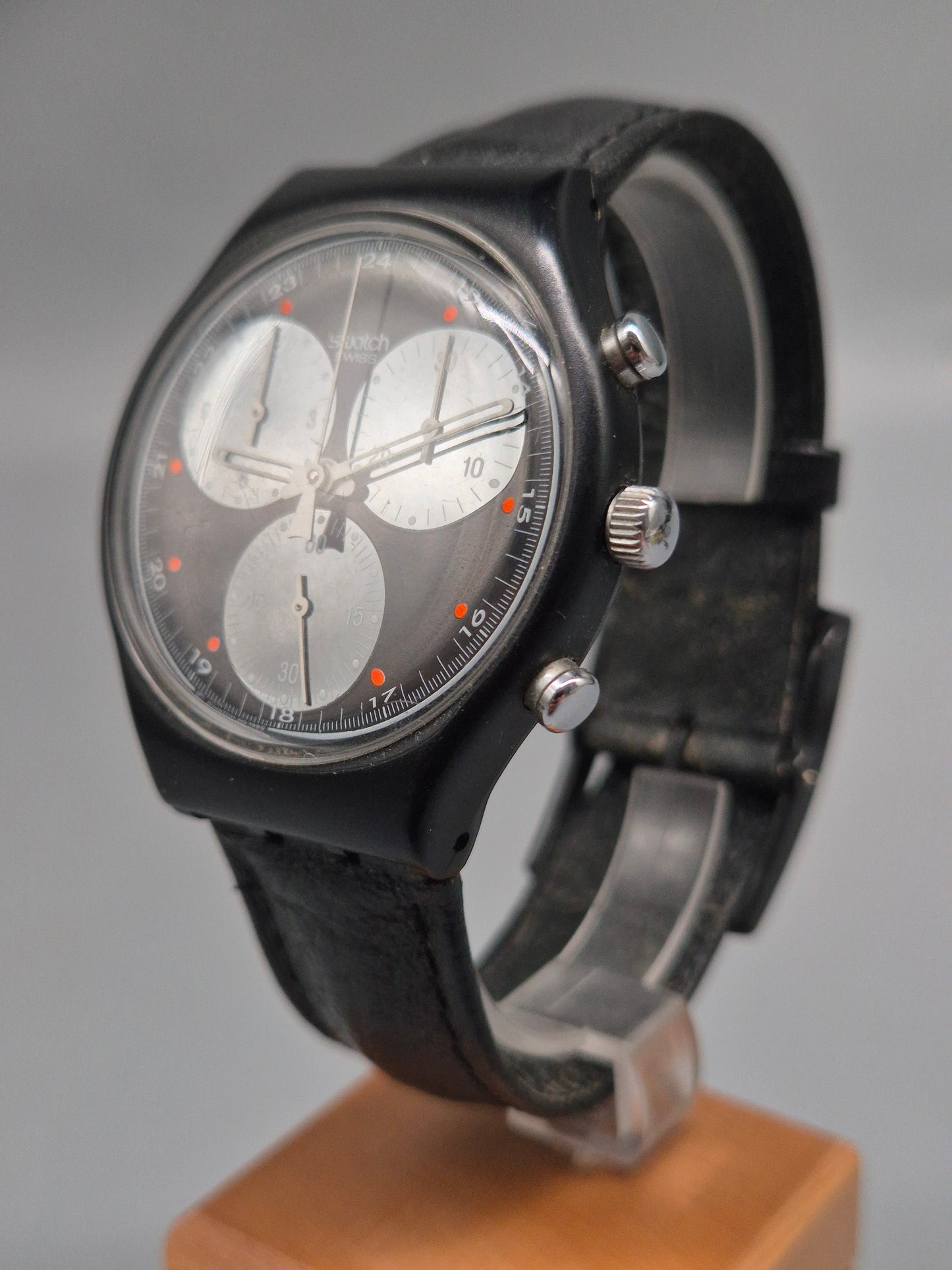 Swatch Swiss Herren Uhr – Schwarzer 90s Chronograph mit 22 Jewels