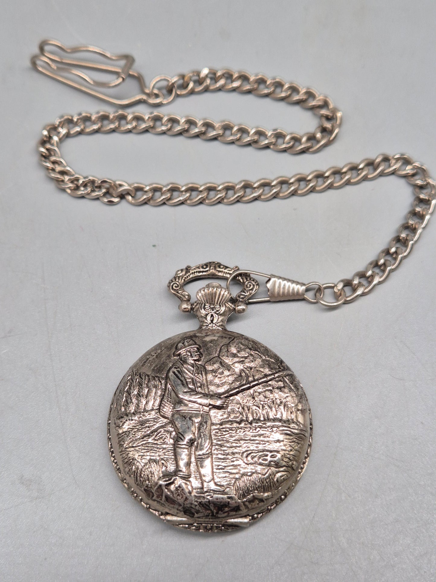 Versilberte Japona Taschenuhr – Motiv "Angler" mit Kette