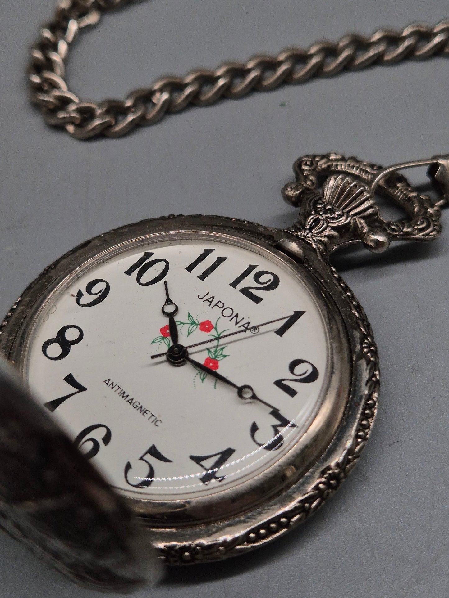 Versilberte Japona Taschenuhr – Motiv "Angler" mit Kette