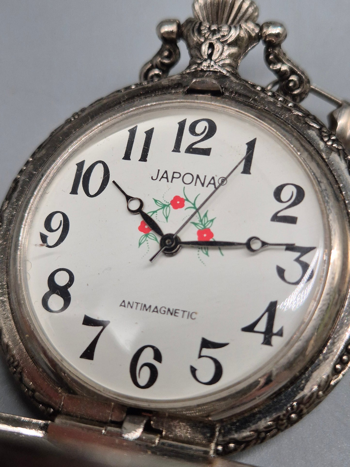 Versilberte Japona Taschenuhr – Motiv "Angler" mit Kette