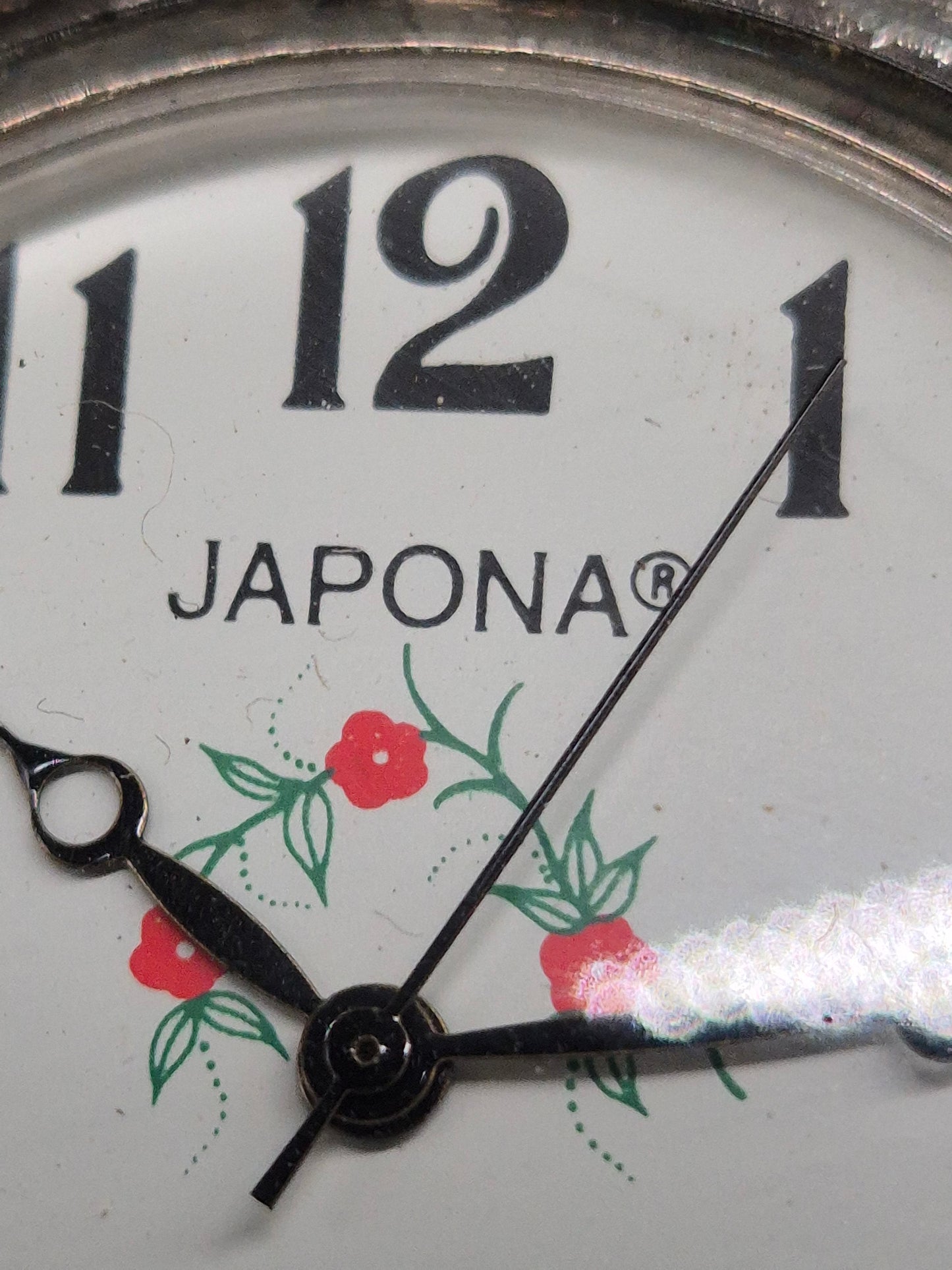 Versilberte Japona Taschenuhr – Motiv "Angler" mit Kette