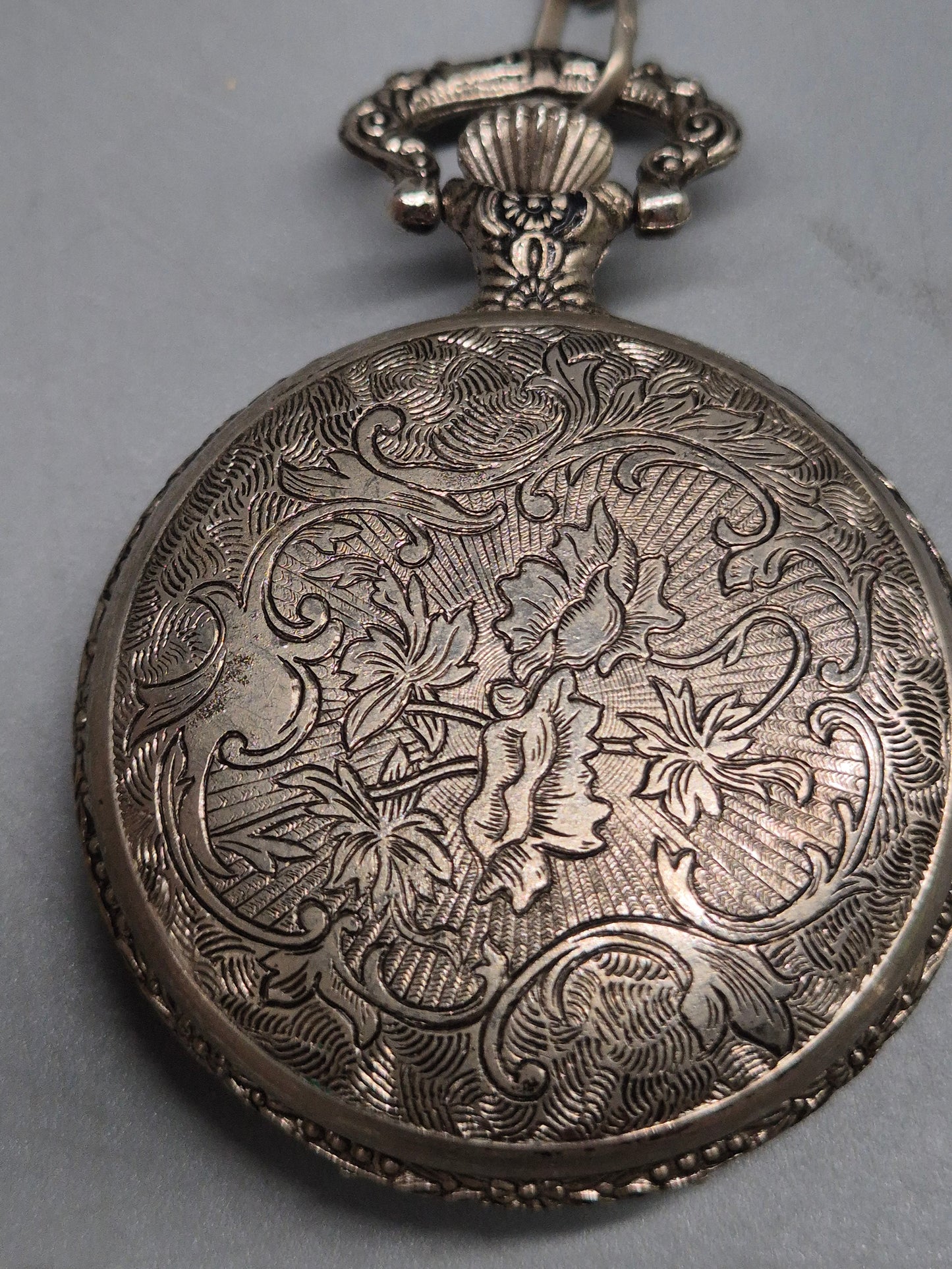 Versilberte Japona Taschenuhr – Motiv "Angler" mit Kette