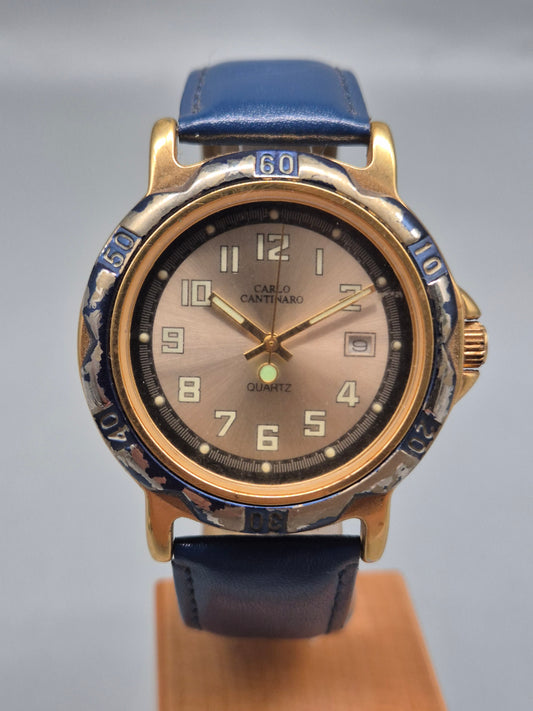 Carlo Cantinaro Herren Uhr – Goldton mit blauer Lünette und Lederband