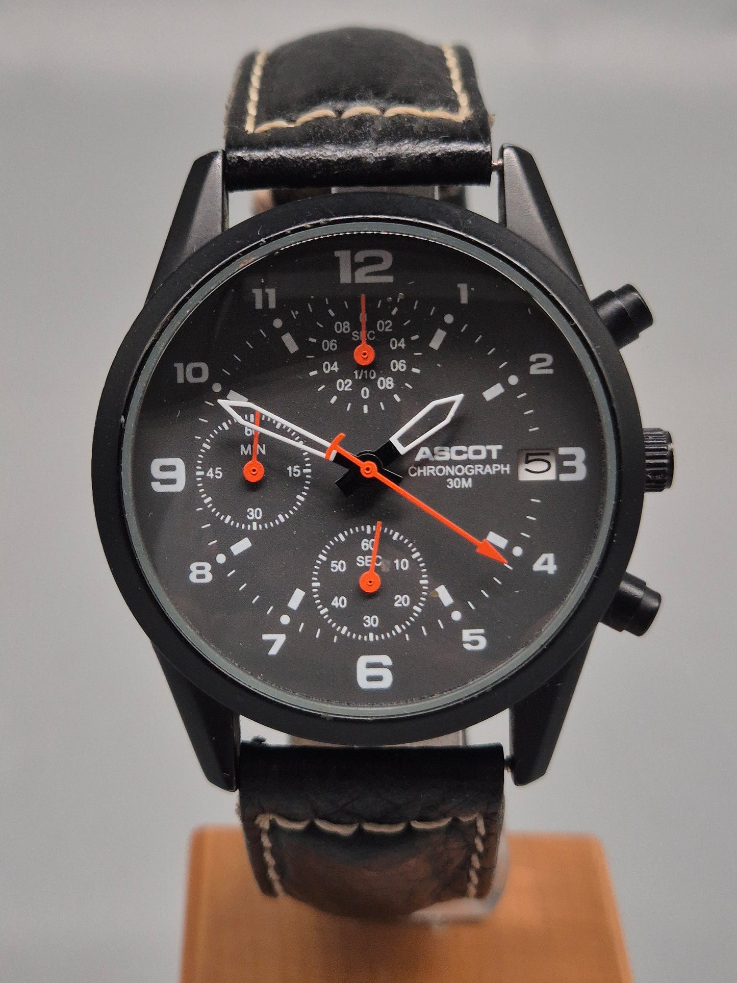 Ascot Chronograph Herren Uhr – Schwarzes Design mit sportlichen Akzenten