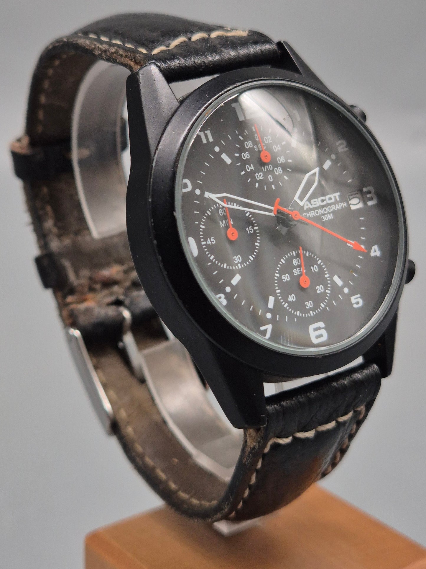 Ascot Chronograph Herren Uhr – Schwarzes Design mit sportlichen Akzenten