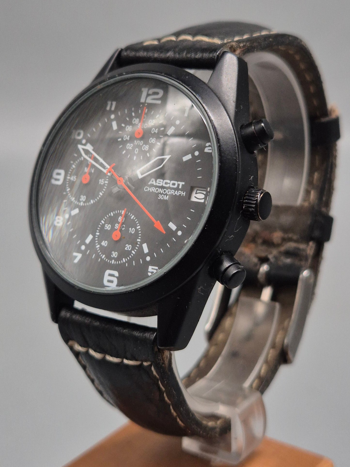 Ascot Chronograph Herren Uhr – Schwarzes Design mit sportlichen Akzenten