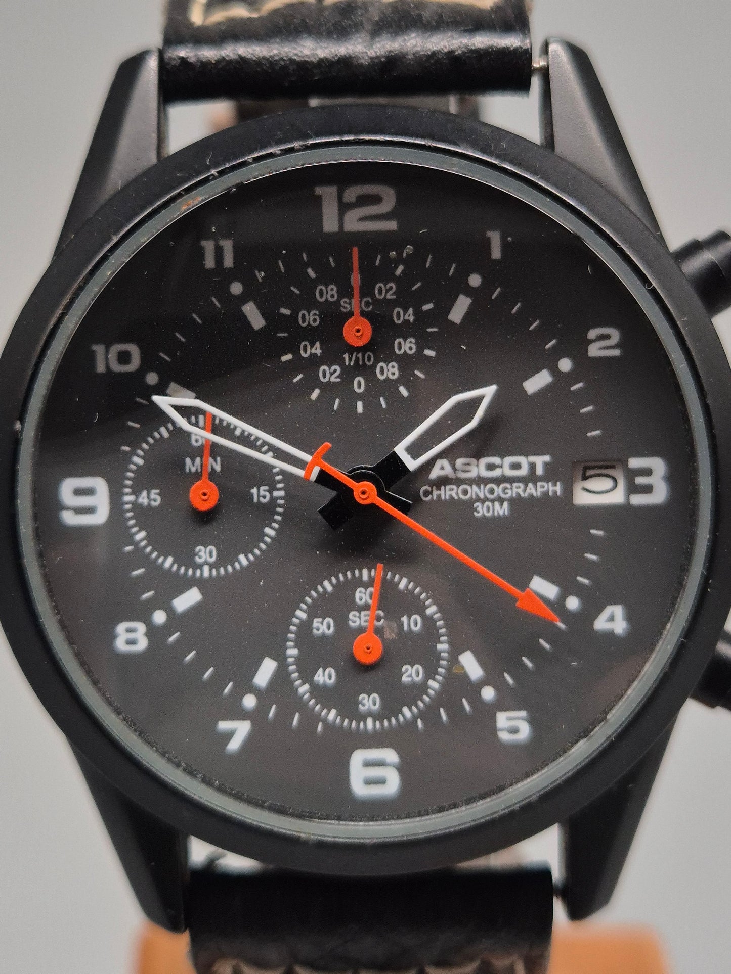 Ascot Chronograph Herren Uhr – Schwarzes Design mit sportlichen Akzenten