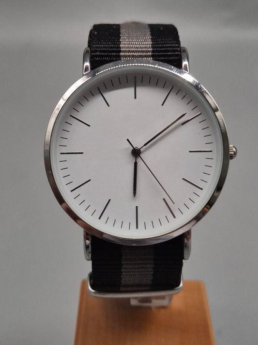 Minimalistische Herren Uhr – Schwarz-Grau gestreiftes Textilarmband