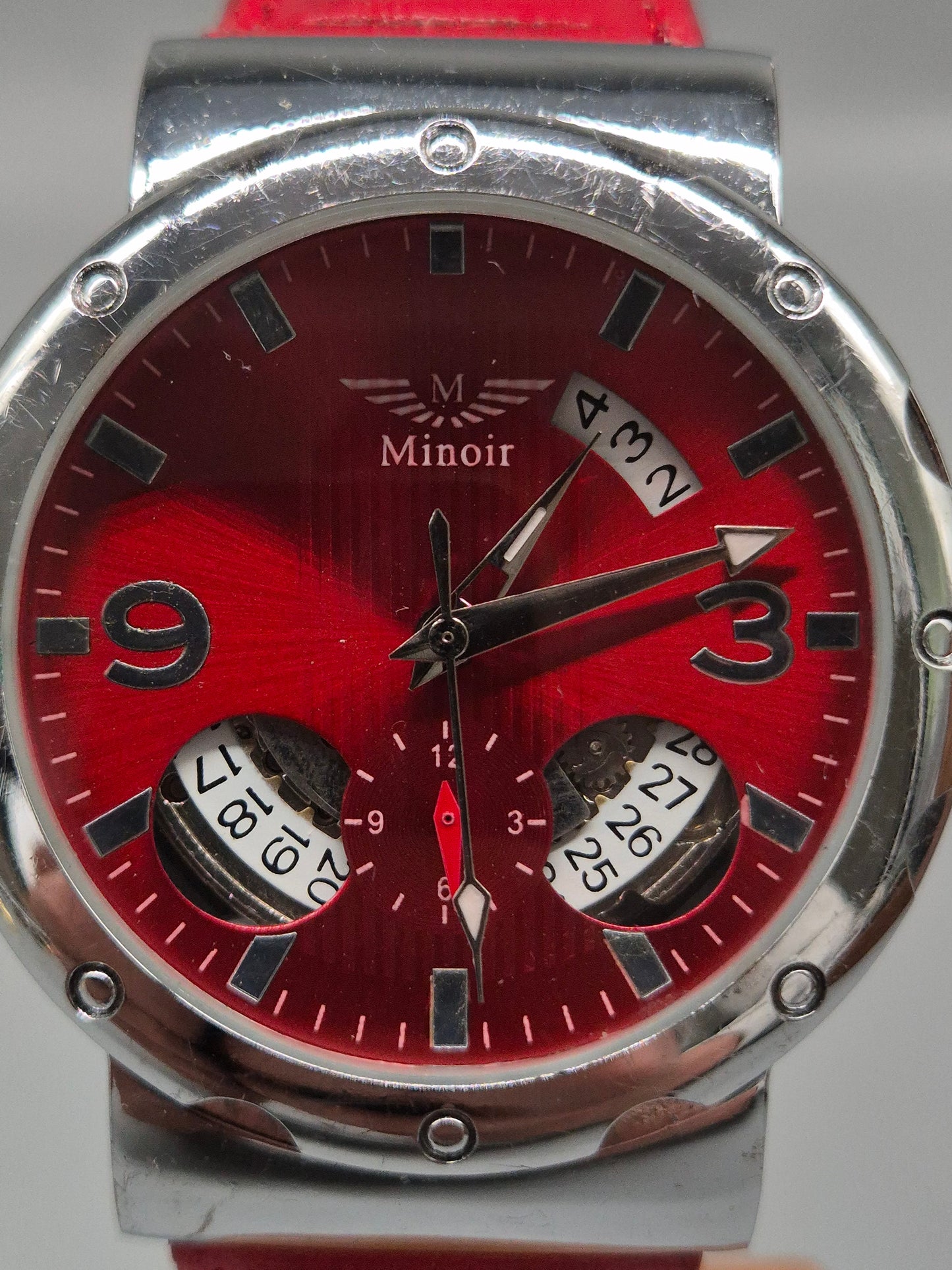 Minoir Herren Uhr – Automatik in Rot mit Datums- und Wochentagsanzeige