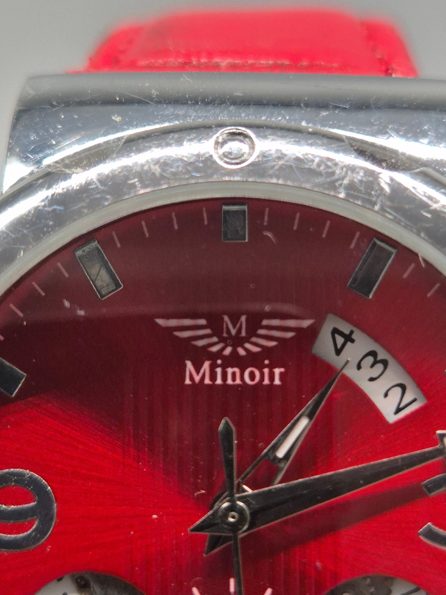 Minoir Herren Uhr – Automatik in Rot mit Datums- und Wochentagsanzeige