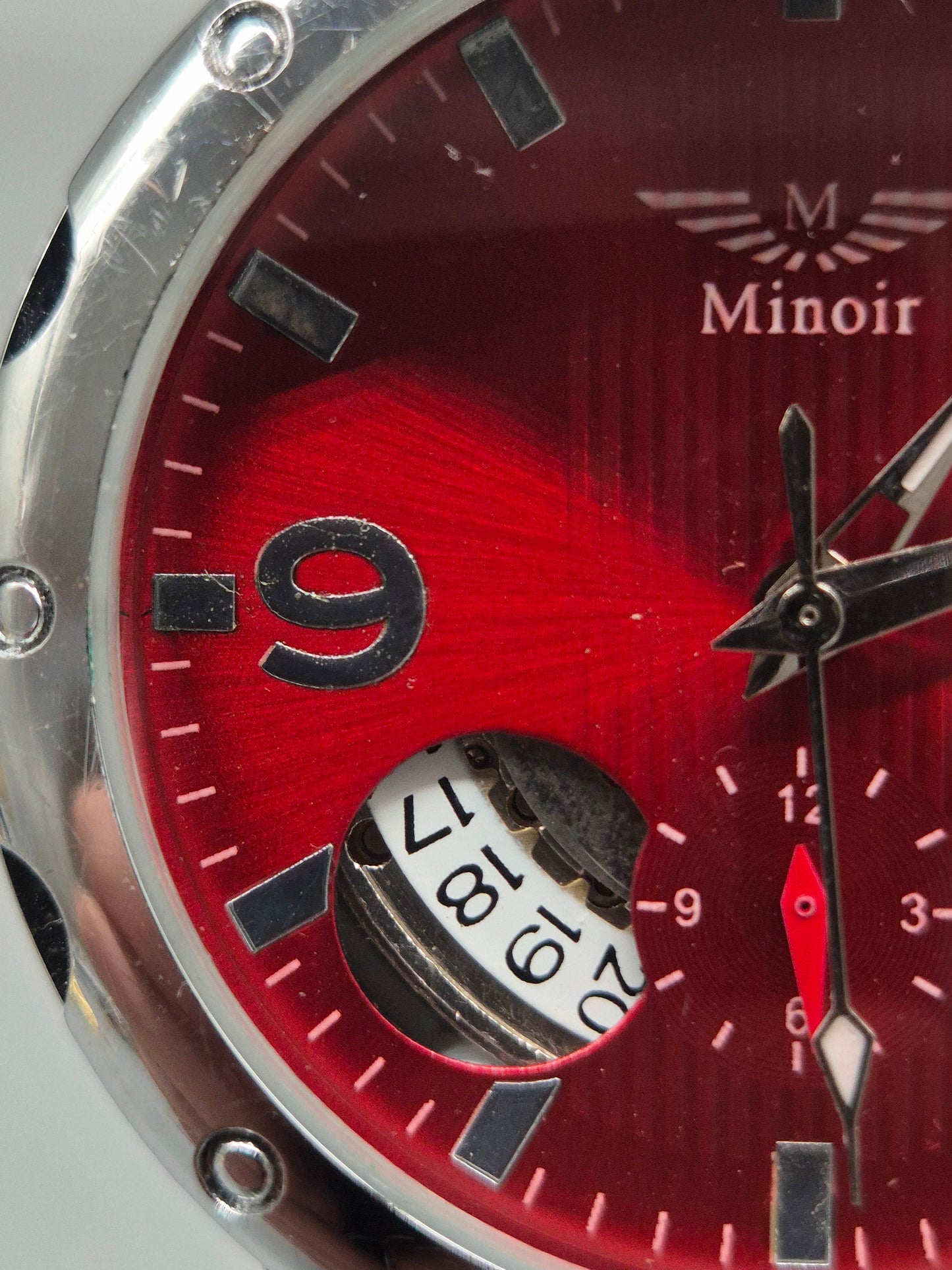 Minoir Herren Uhr – Automatik in Rot mit Datums- und Wochentagsanzeige