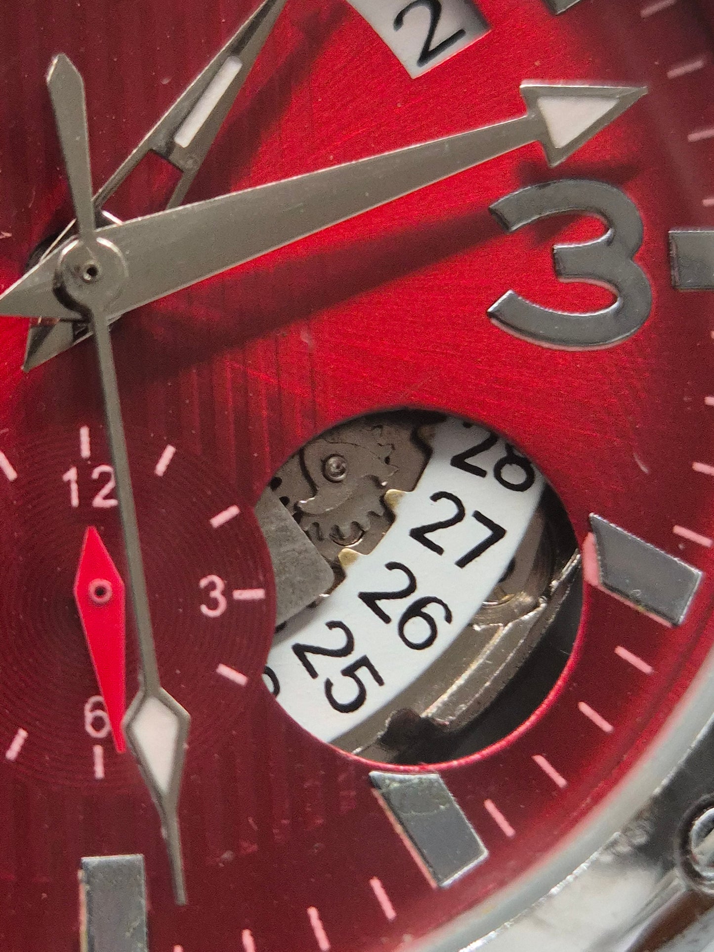 Minoir Herren Uhr – Automatik in Rot mit Datums- und Wochentagsanzeige
