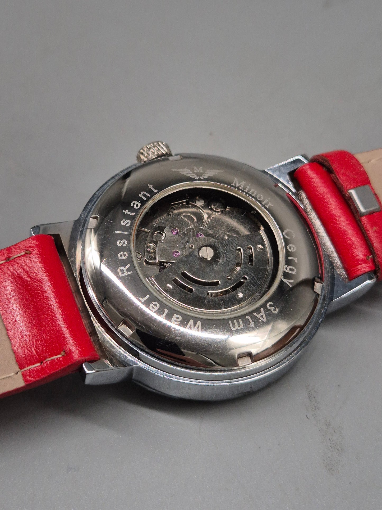 Minoir Herren Uhr – Automatik in Rot mit Datums- und Wochentagsanzeige