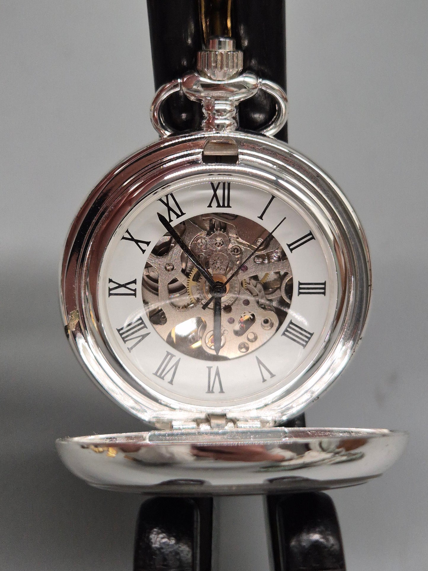 Silberne Skelett Taschenuhr – Offenes Werk & Dampflok-Motiv