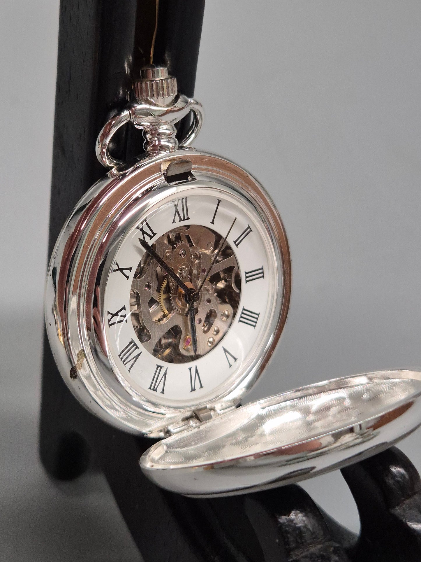 Silberne Skelett Taschenuhr – Offenes Werk & Dampflok-Motiv